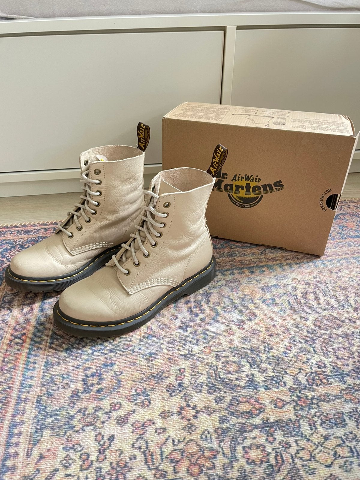 Dr. Martens maat 38, Kleding | Dames, Schoenen, Beige, Lage of Enkellaarzen, Ophalen of Verzenden, Zo goed als nieuw