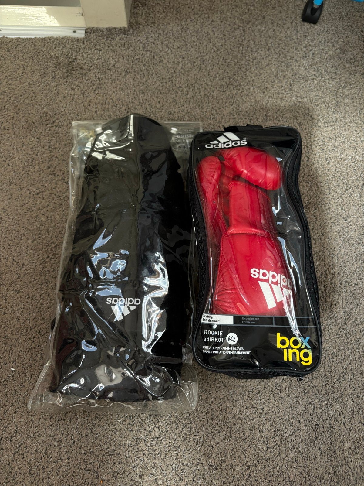 Adidas Kickboks Set - Bokshandschoenen & Scheenbeschermers, Maat XS of kleiner, Ophalen of Verzenden, Gebruikt, Overige