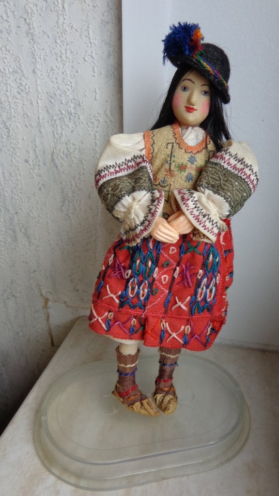 Vintage klederdracht poppen uit Roemenië, Verzamelen, Poppen, Ophalen, Zo goed als nieuw, Pop