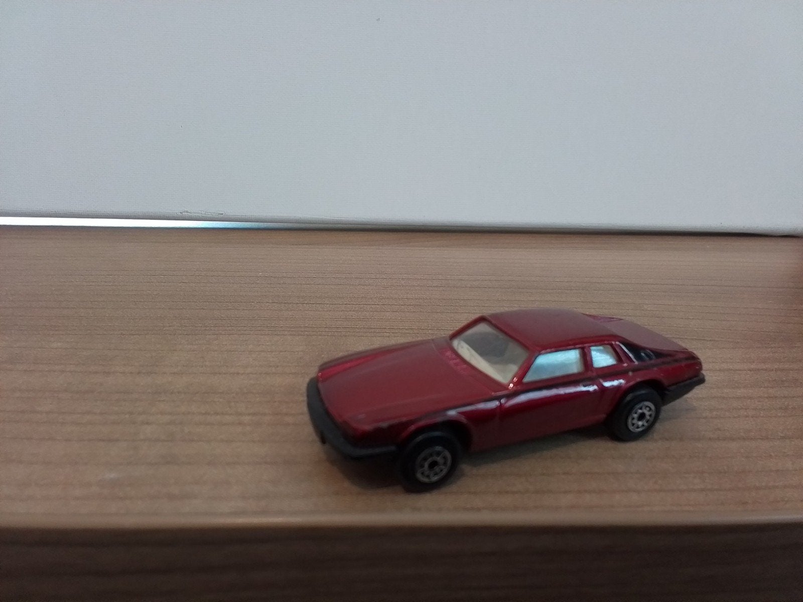 JAGUAR XJ-S V12.  rood.  Schaal  1:64., Ophalen of Verzenden, Zo goed als nieuw, Auto