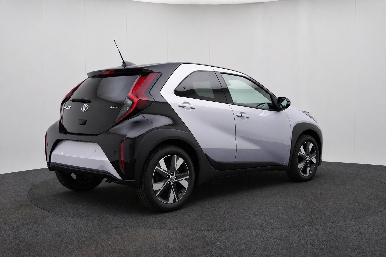 Toyota Aygo X Hybrid 115 pulse | Easy Pack | IVN 1595422, Auto's, Stof, Overige kleuren, 4 stoelen, 116 pk