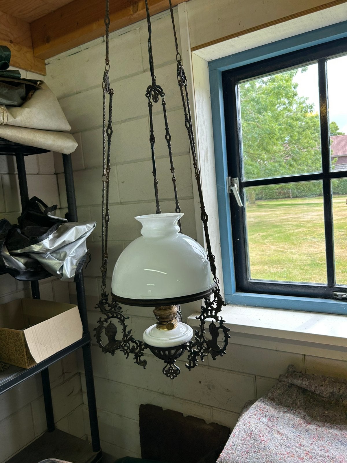 Antieke omgebouwde olielamp, Ophalen