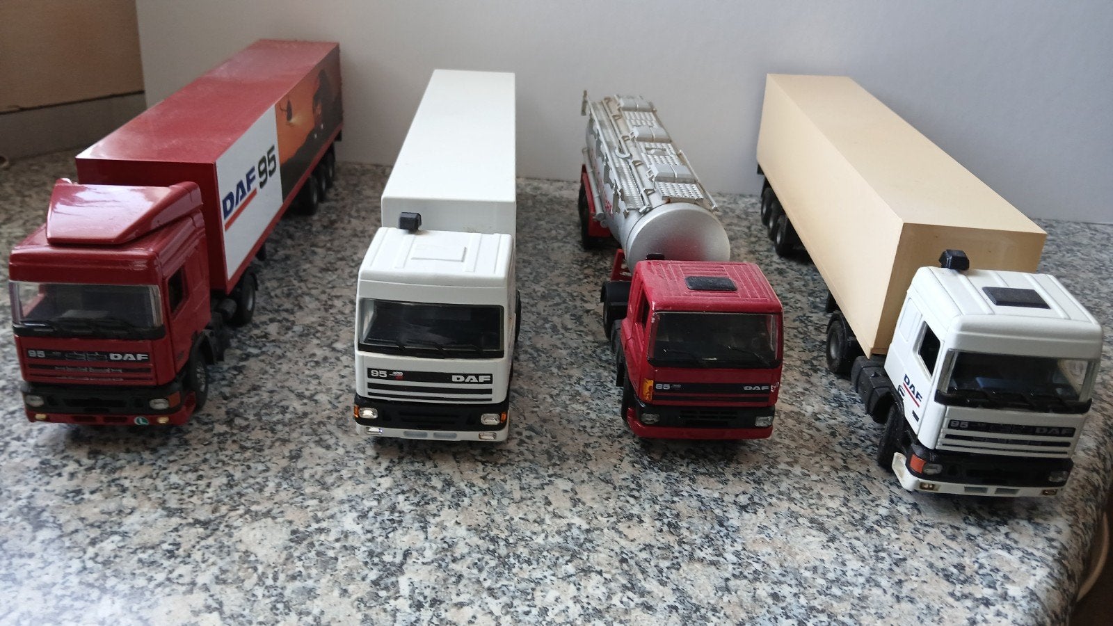 4 DAF vrachtwagens: 1x Lioncar, 3x Tekno - 31/27 cm, Gebruikt, Groter dan 1:32, Truck, Ophalen