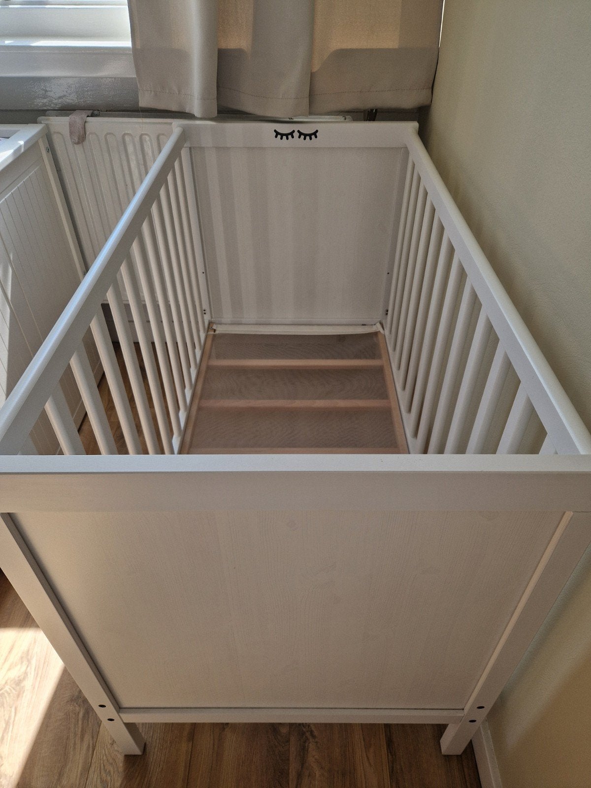 IKEA Sundvik ledikant wit + matras + matrasbeschermer, Ophalen, Zo goed als nieuw, Ledikant
