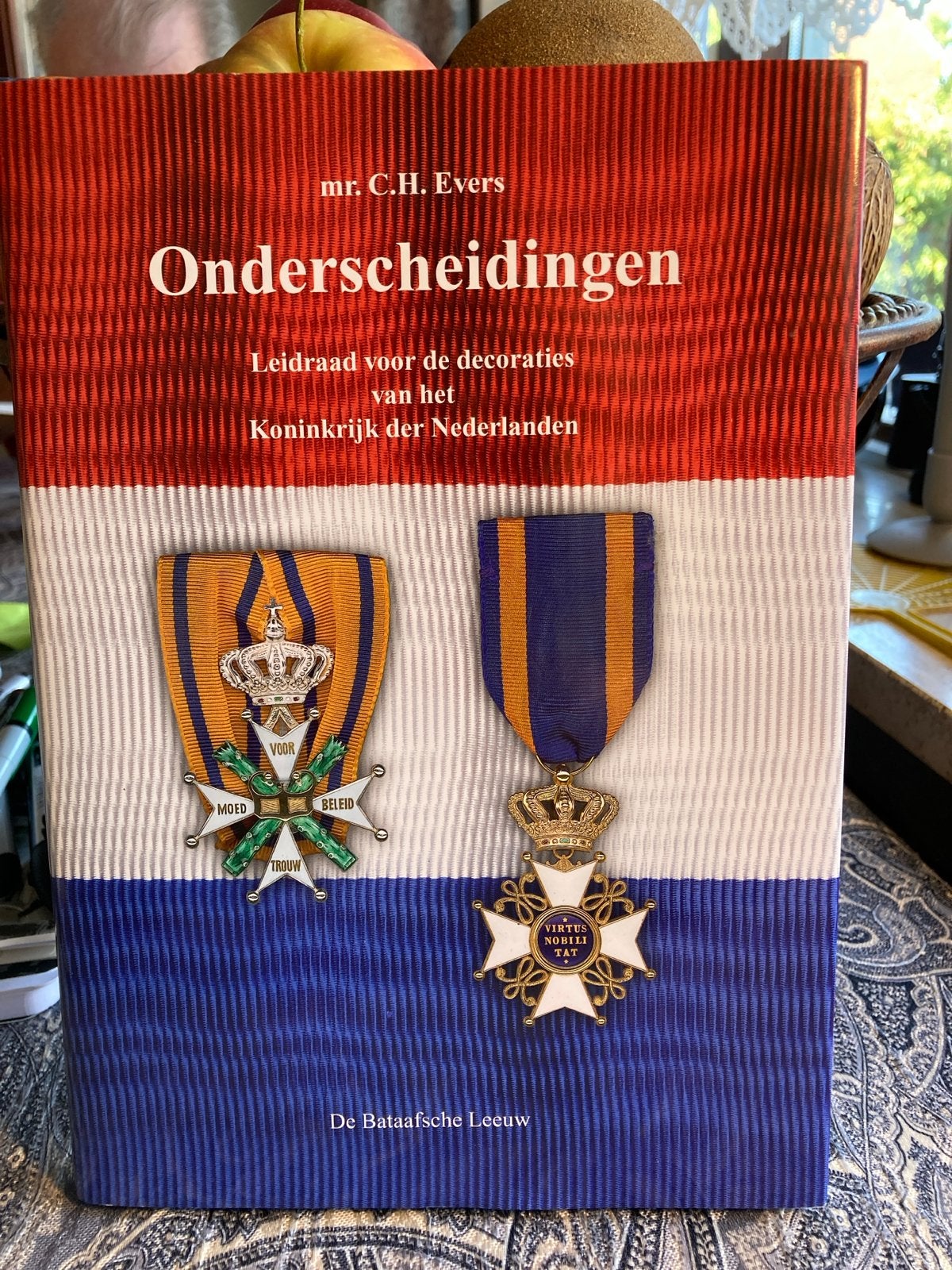 Onderscheidingen: Leidraad voor decoraties Koninkrijk NL, Ophalen of Verzenden, 1945 tot heden, Zo goed als nieuw, Algemeen