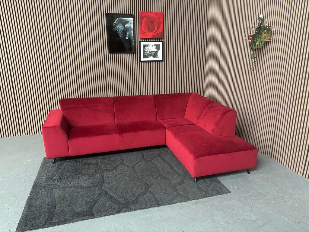 GRATIS LEVERING Velvet Hoekbank Rood 270x195 SHOWMODEL, 250 tot 300 cm, Hoekbank, Nieuw, Ophalen of Verzenden