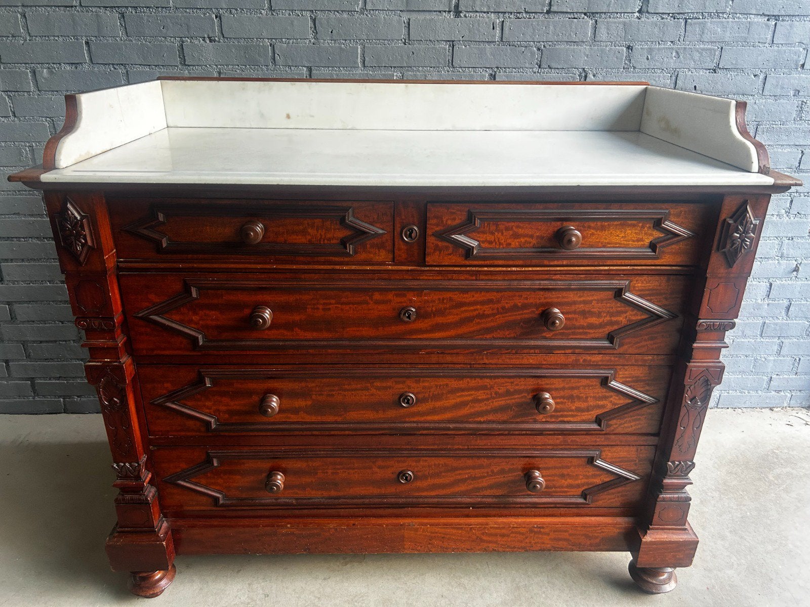 Vintage commode / ladekast met houtsnijwerk en marmeren blad, Ophalen, Gebruikt, 100 tot 150 cm, 5 laden of meer