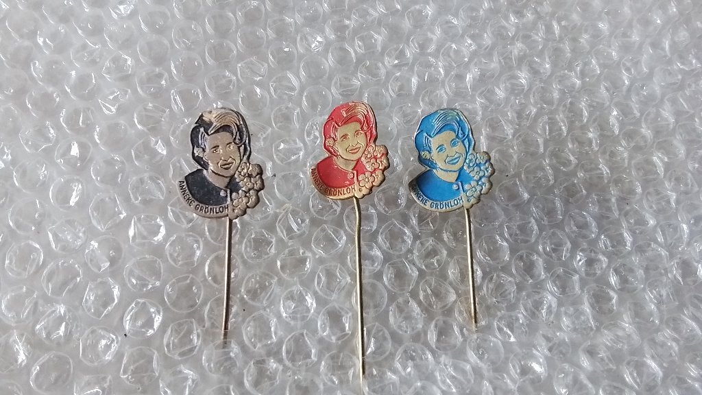 3 verschillende kleuren speldjes Anneke grunloh, Verzamelen, Speldjes, Pins en Buttons, Ophalen of Verzenden, Zo goed als nieuw
