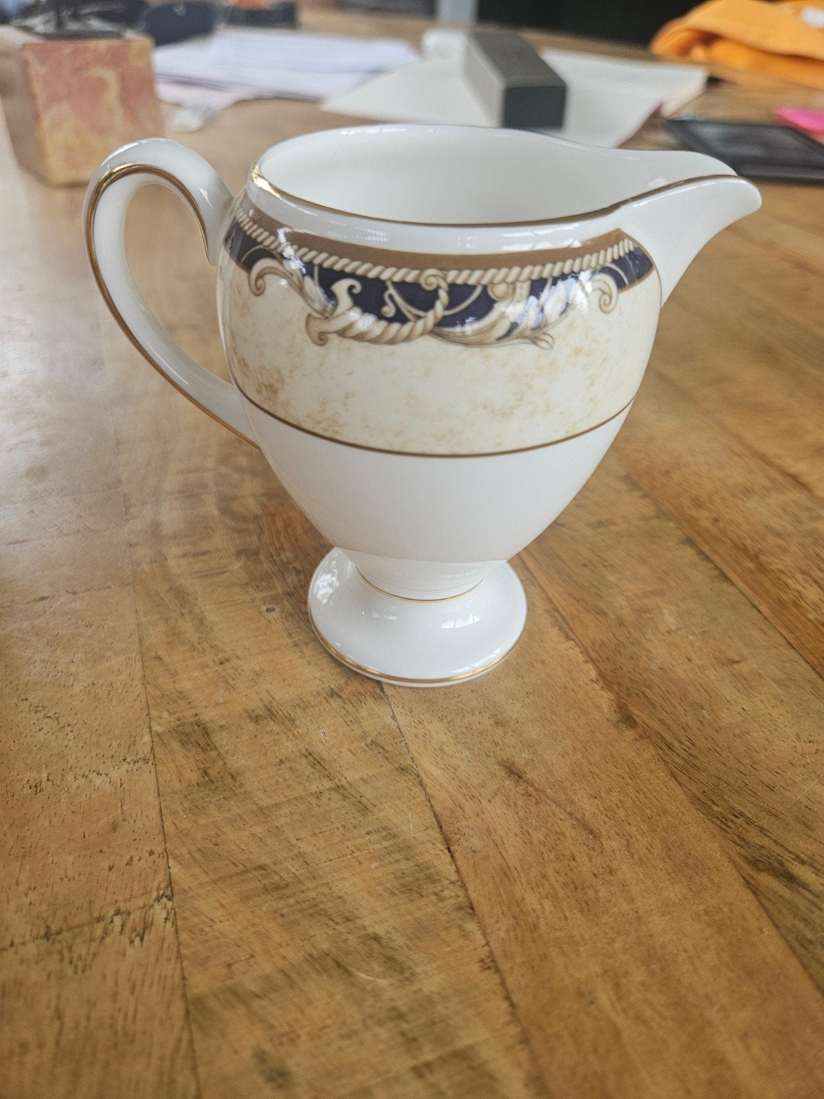 Elegante melkkan met klassiek decor wedgwood cornucopia, Kan, Klassiek, Ophalen of Verzenden, Zo goed als nieuw