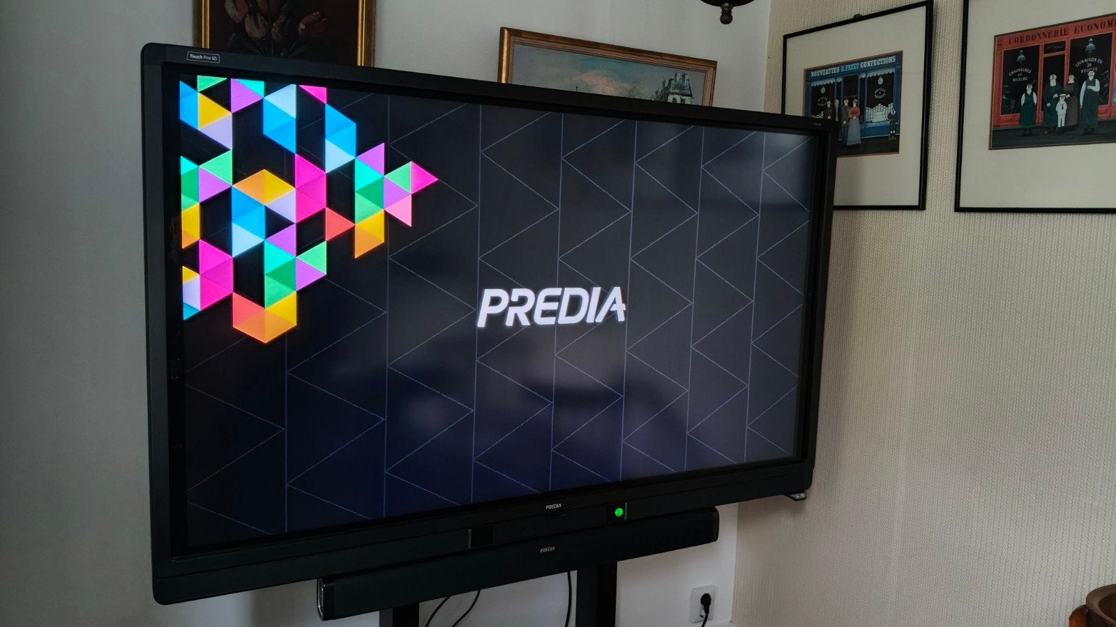 Predia Touch Pro 65" Full HD Touchscreen + Elektr. Statief, Gebruikt, 50 Hz, 100 cm of meer, Full HD (1080p)