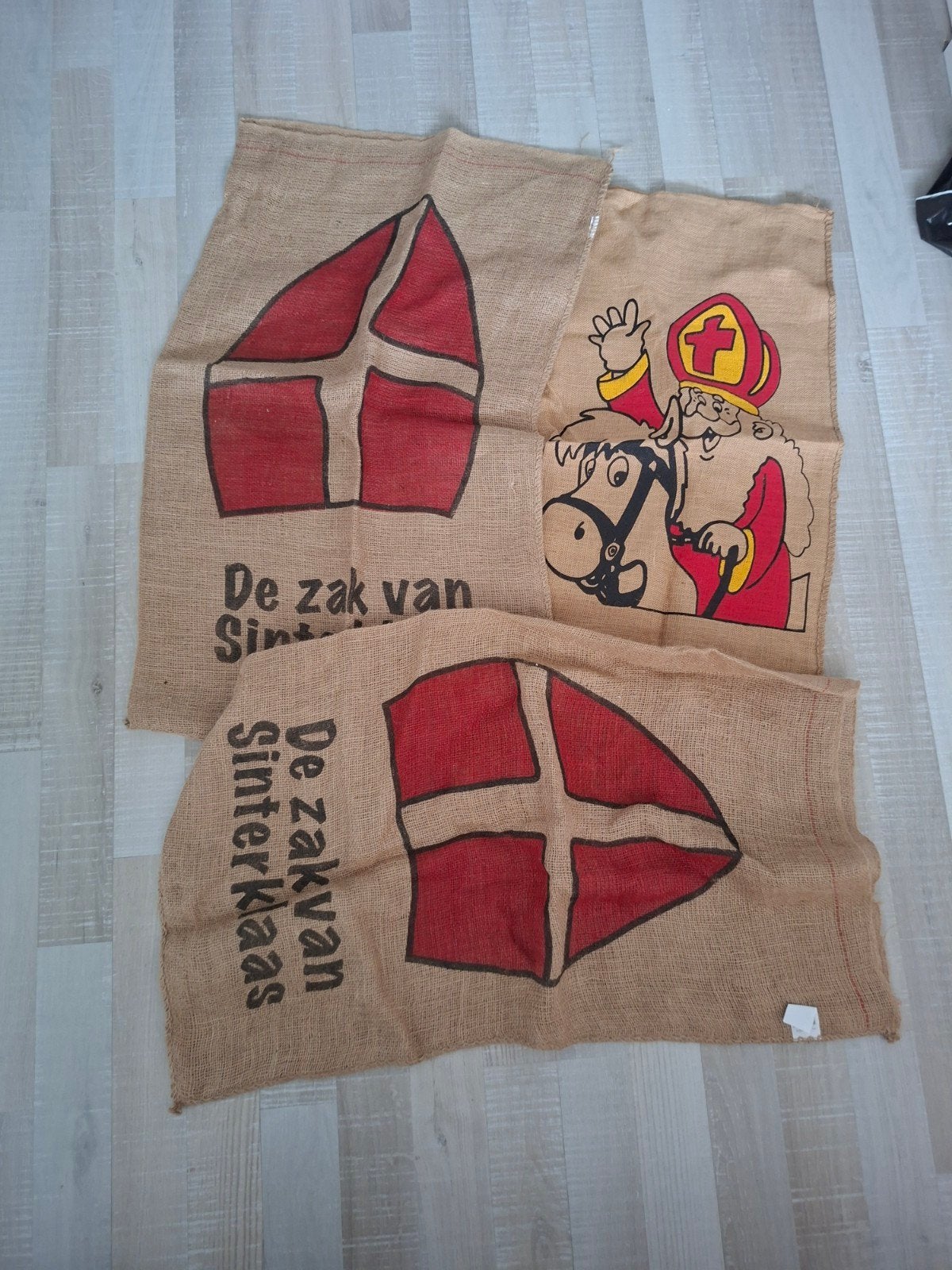 3 zakken voor sinterklaas, Diversen, Sinterklaas, Ophalen