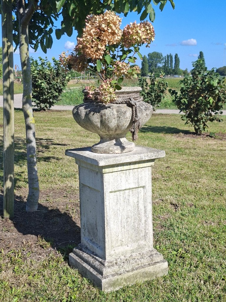 Betonnen sokkel/zuil met pot, Ophalen, Gebruikt