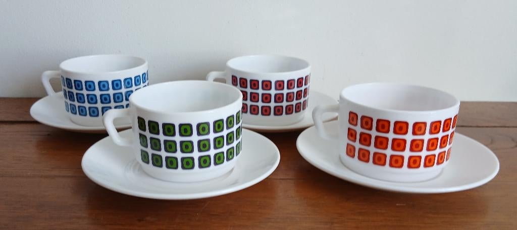 Set van 4 kop en schotels Arcopal Atomic, Huis en Inrichting, Keuken | Servies, Ophalen of Verzenden, Overige stijlen, Kop(pen) en/of Schotel(s)