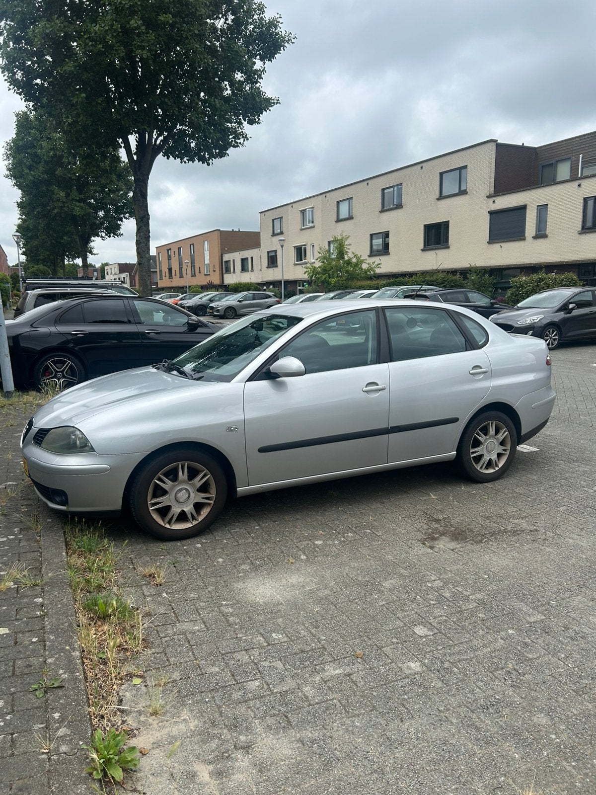 Seat Cordoba 1.4 16V 74KW 2003 Grijs, Auto's, Voorwielaandrijving, 15 km/l, 100 pk, 49 €/maand