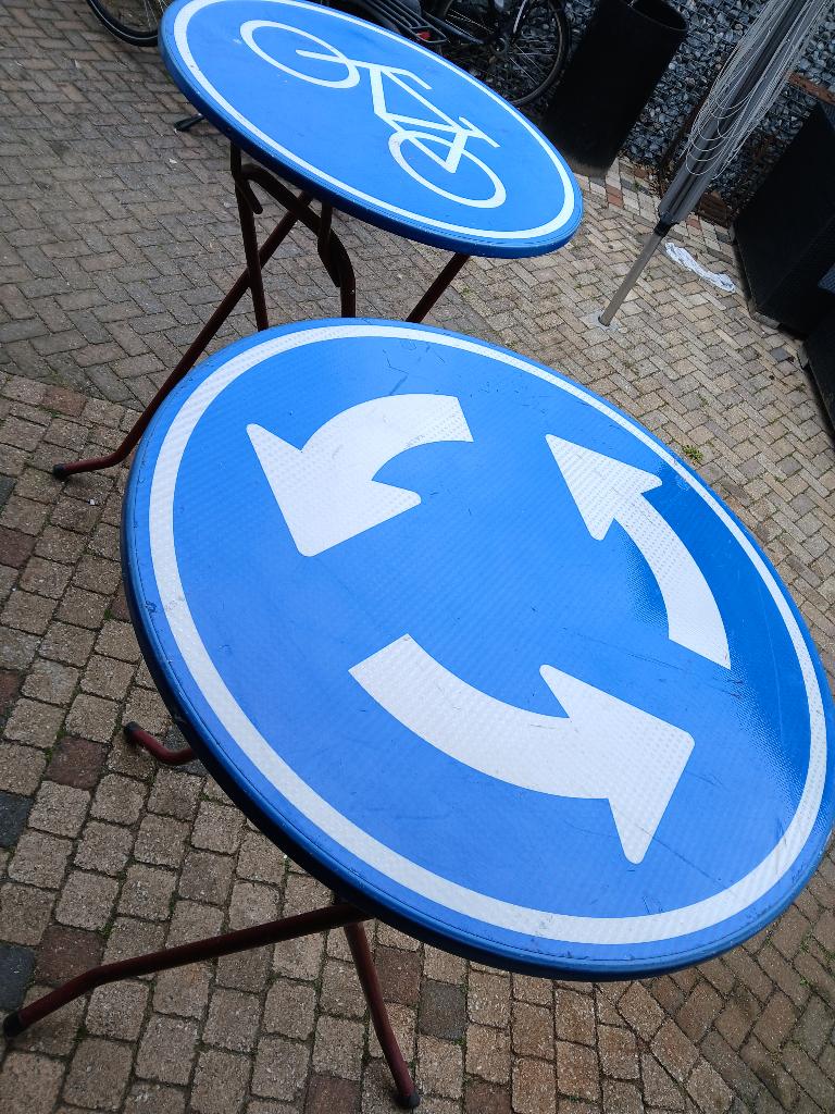 statafel voorzien van verkeersbord, Ophalen