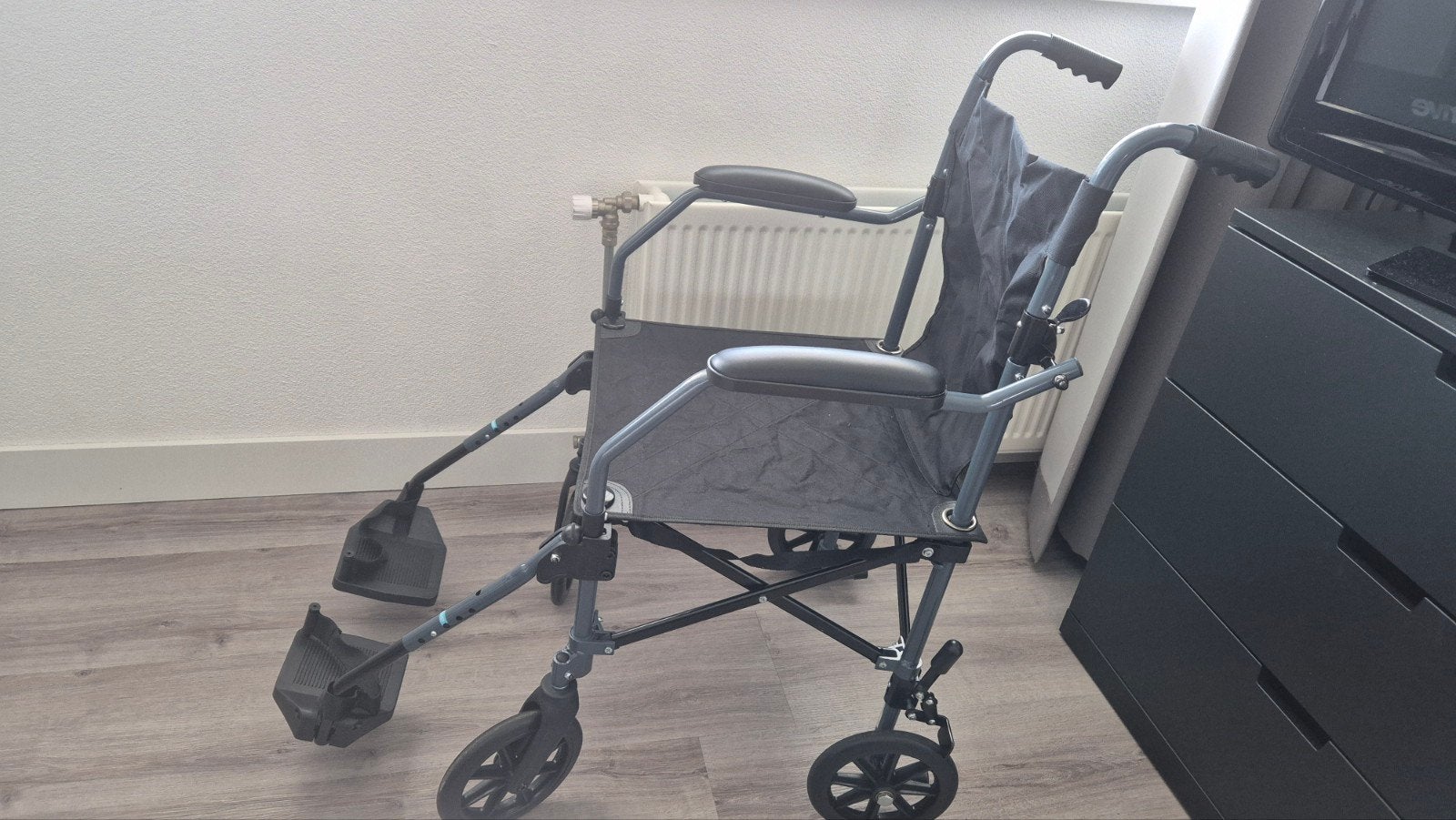 Lichtgewicht travel transport rolstoel, Diversen, Rolstoelen, Ophalen, Inklapbaar, Zo goed als nieuw, Duwrolstoel