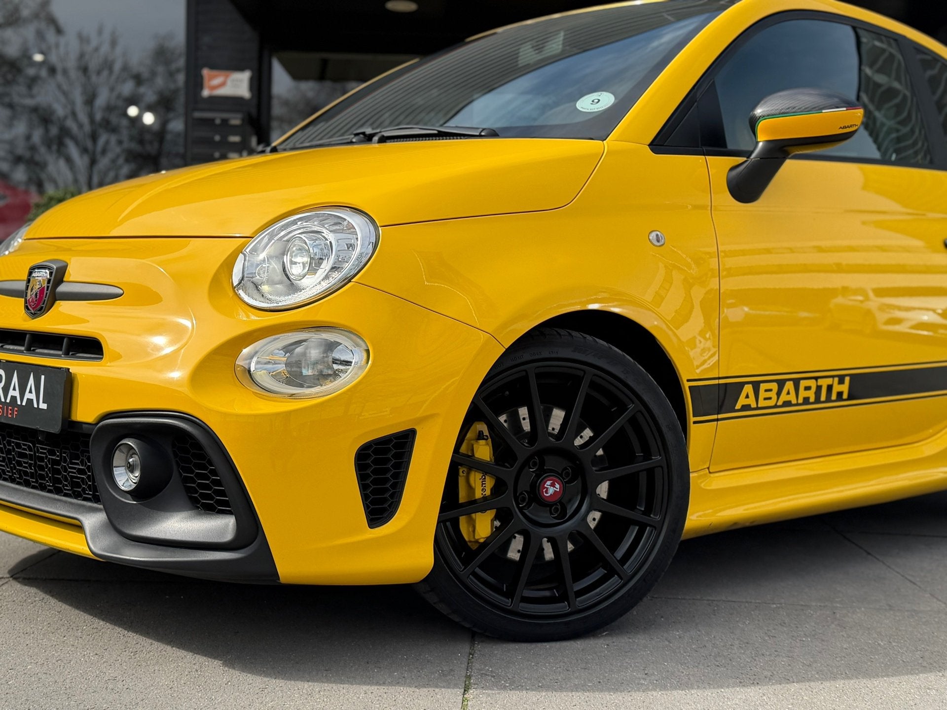 Abarth 595 500 1.4 T-Jet Abarth Competizione Sabelt|180PK|Na, Voorwielaandrijving, Gebruikt, Zwart, 4 cilinders