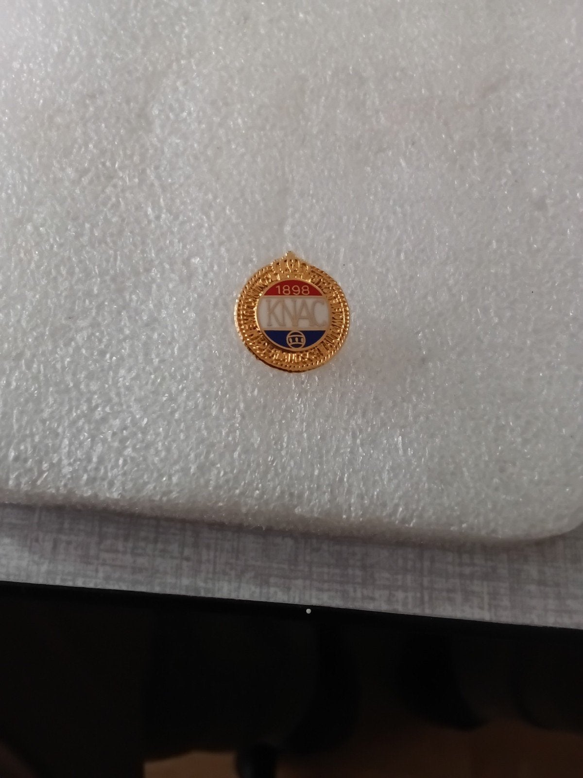 Pinneke van K.N.A.C. auto club,verguld en geëmailleerd, Ophalen of Verzenden, Zo goed als nieuw, Transport