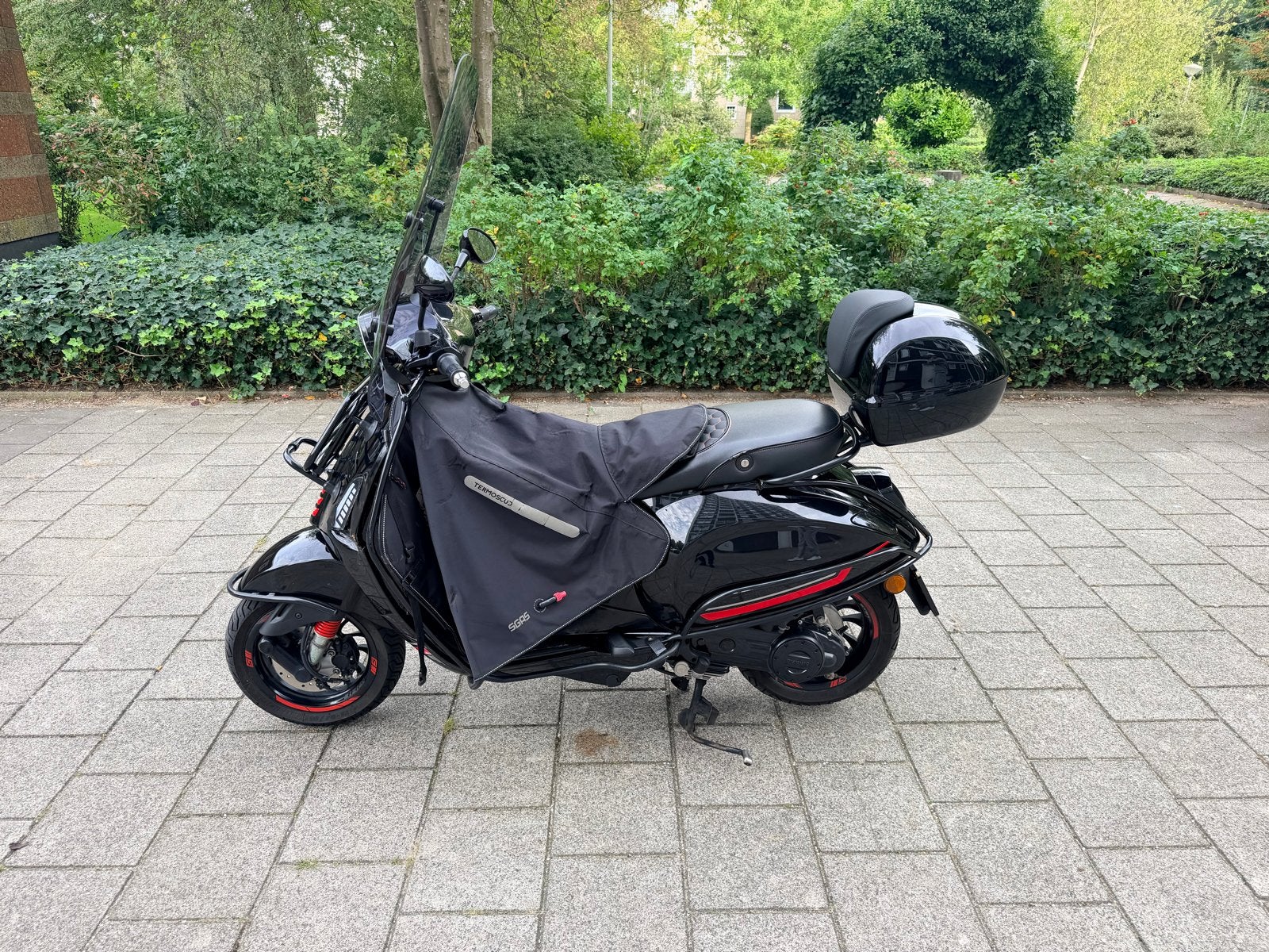 Custom Vespa Sprint 2022 - Zwart - Compleet met accessoires, Ophalen, Gebruikt, Benzine, Vespa