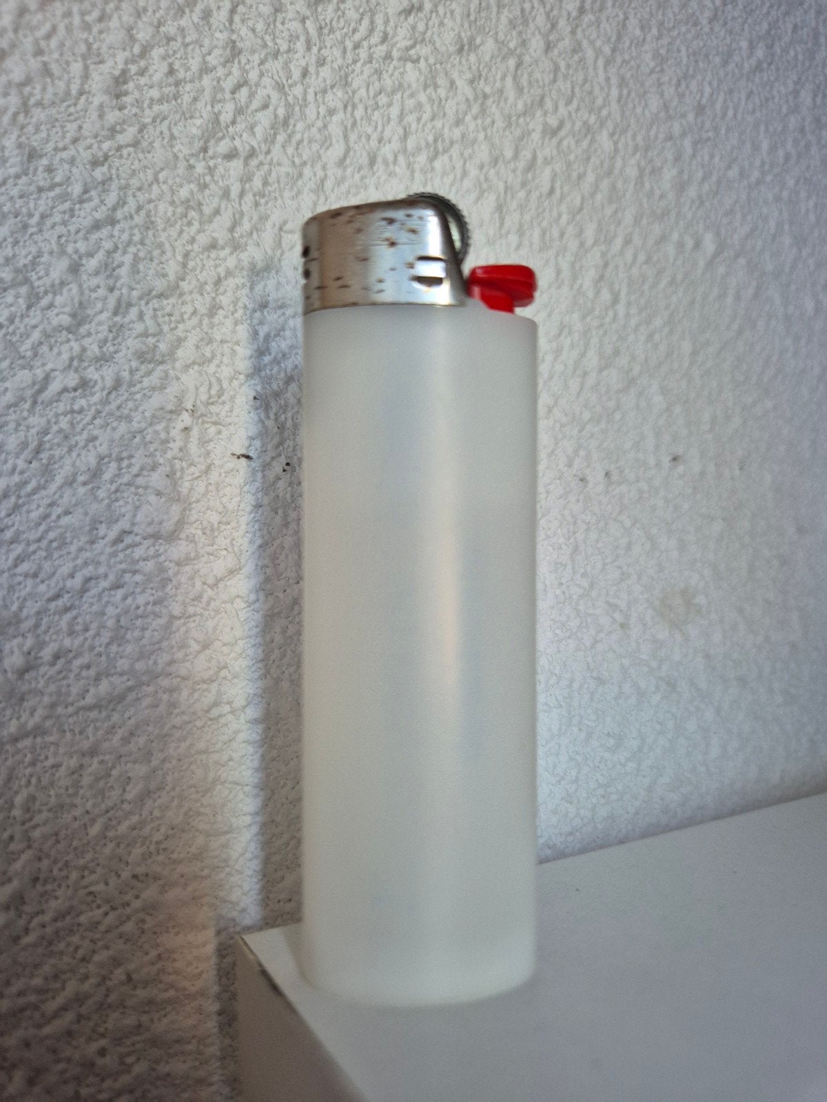 Witte aansteker, Verzamelen, Rookartikelen, Aanstekers en Luciferdoosjes, Ophalen of Verzenden, Gebruikt, Aansteker