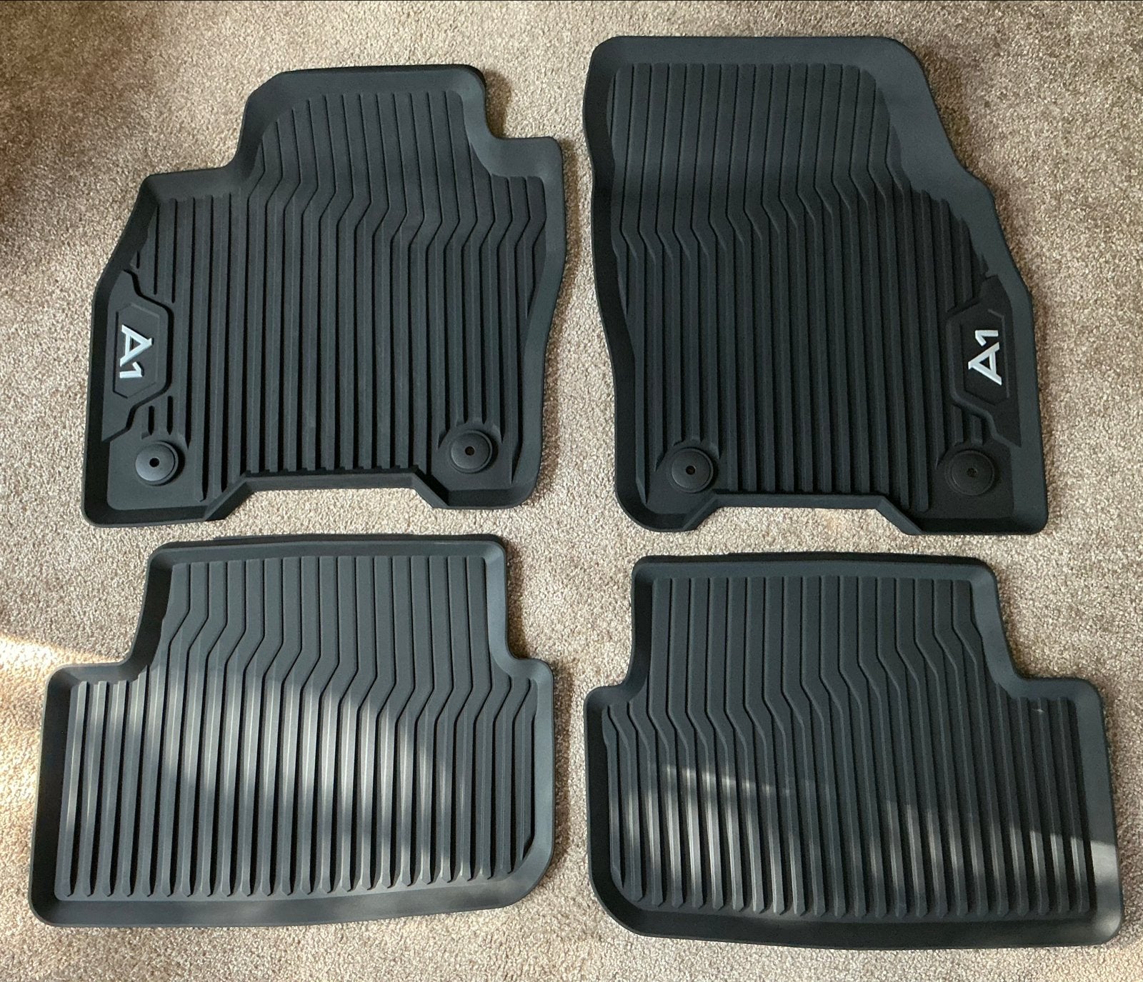 Audi A1 rubberen vloermatten - set van 4 origineel Audi, Ophalen, Zo goed als nieuw