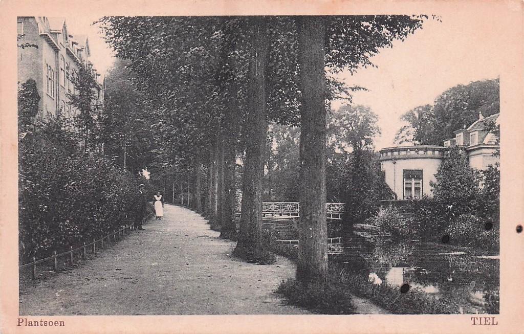 Tiel - Plantsoen met vrouw op de weg (1916), Ophalen of Verzenden, Voor 1920, Gelopen, Gelderland