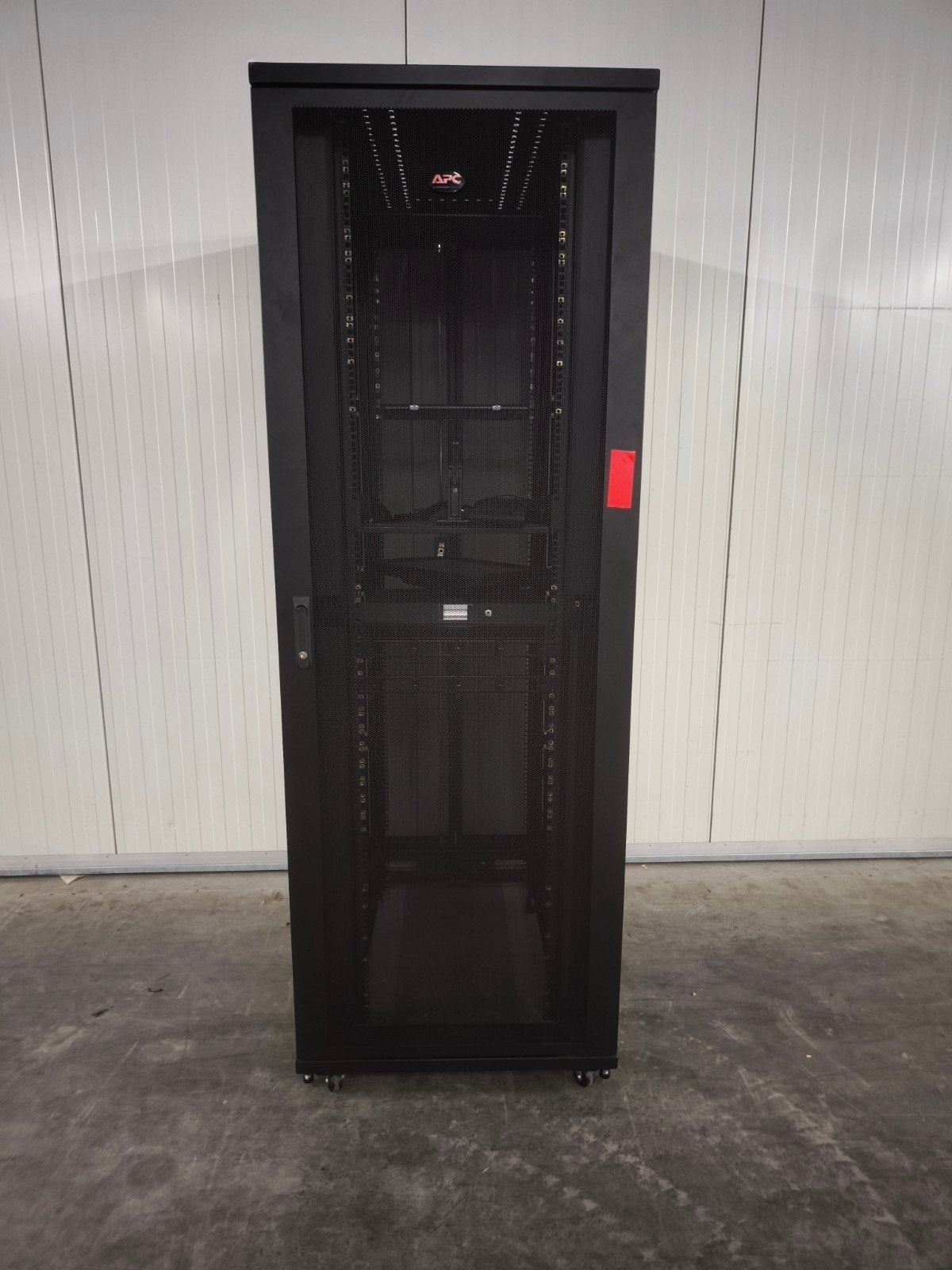 APC NetShelter SV Server Rack - Zwart, Geperforeerd, Computers en Software, Serverkasten, Ophalen, Gebruikt