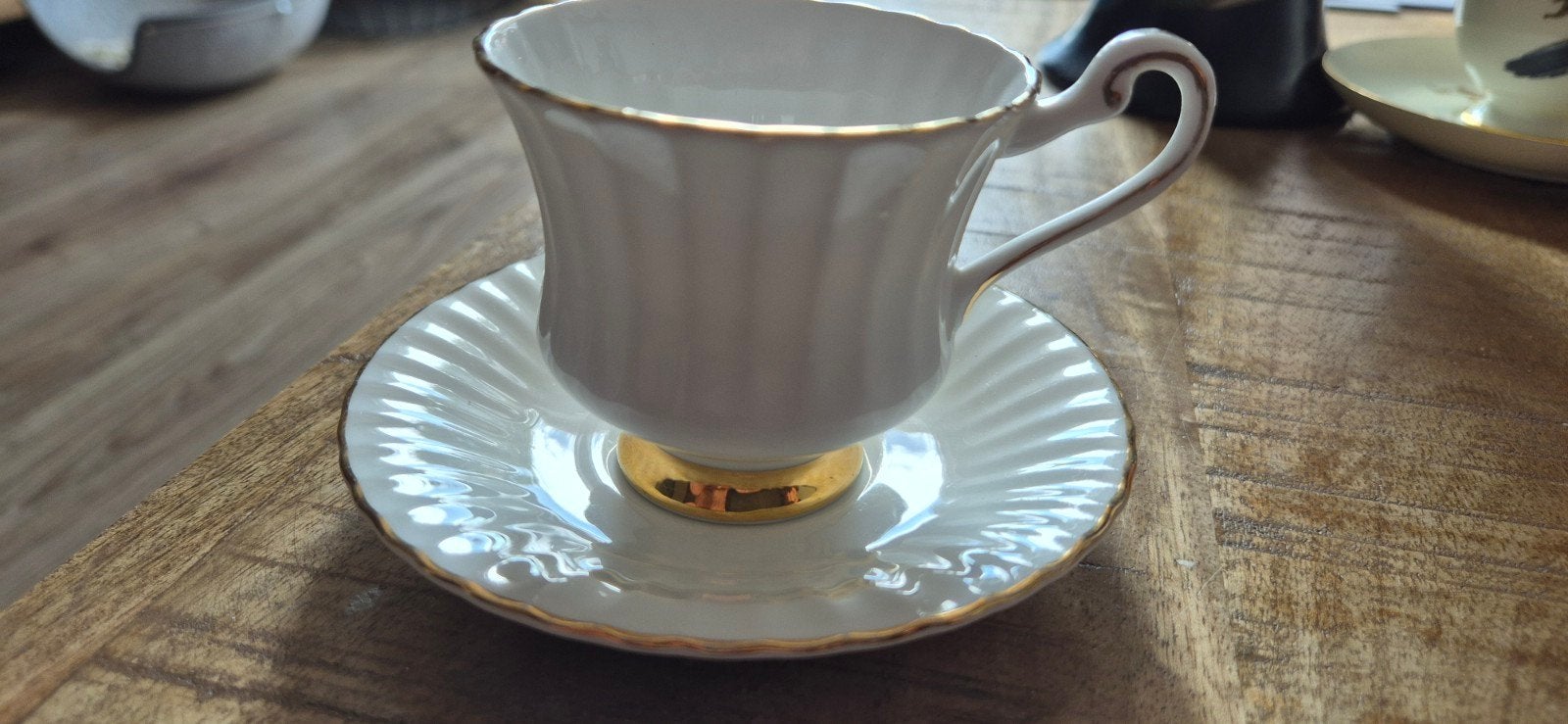 Paragon The Queen's China kop en schotel, wit met goud, Antiek en Kunst, Antiek | Porselein, Ophalen of Verzenden