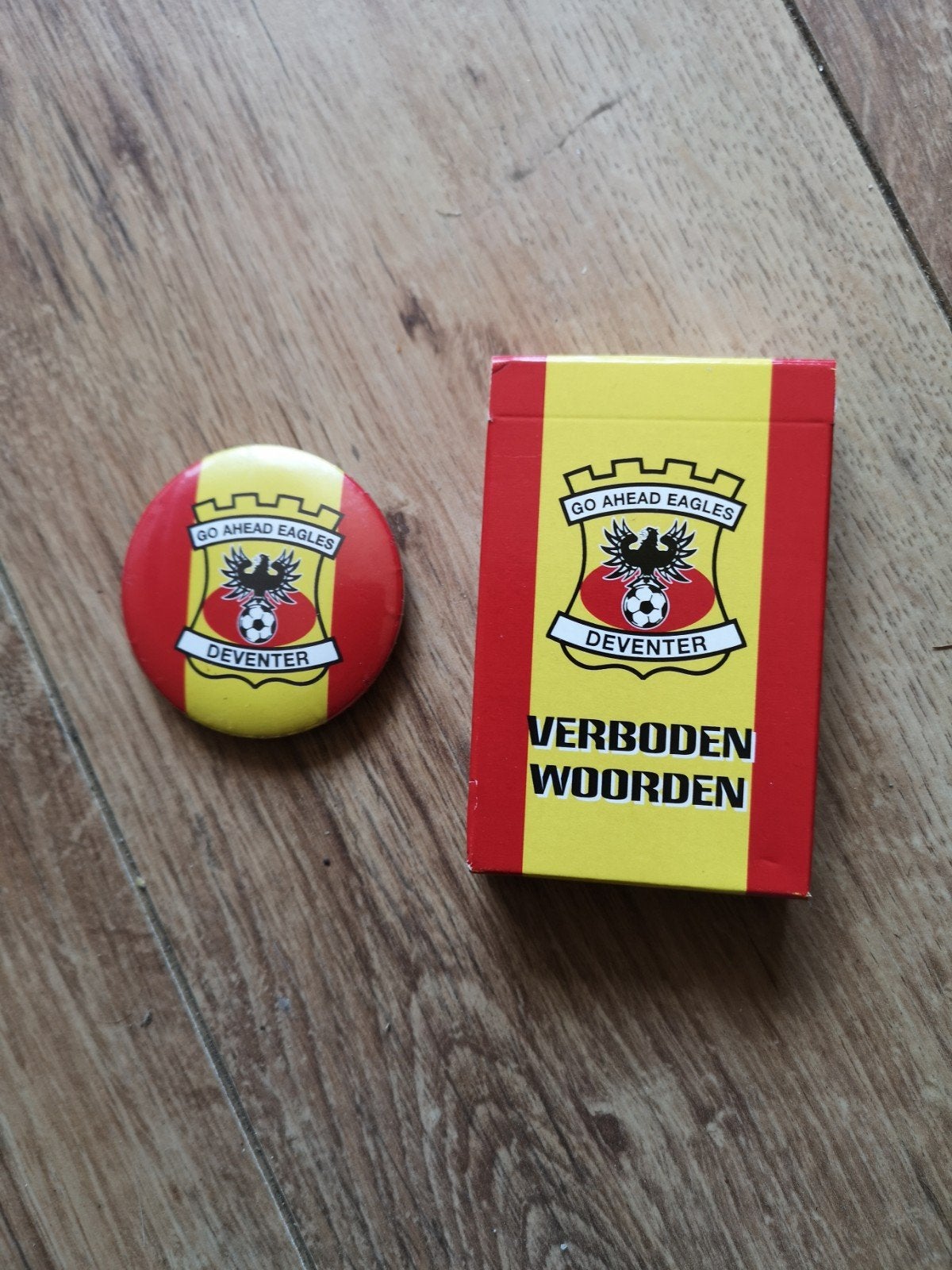 magnetische bieropener en pakje kaarten go ahead eagles, Ophalen of Verzenden, Zo goed als nieuw, Speelkaart(en)