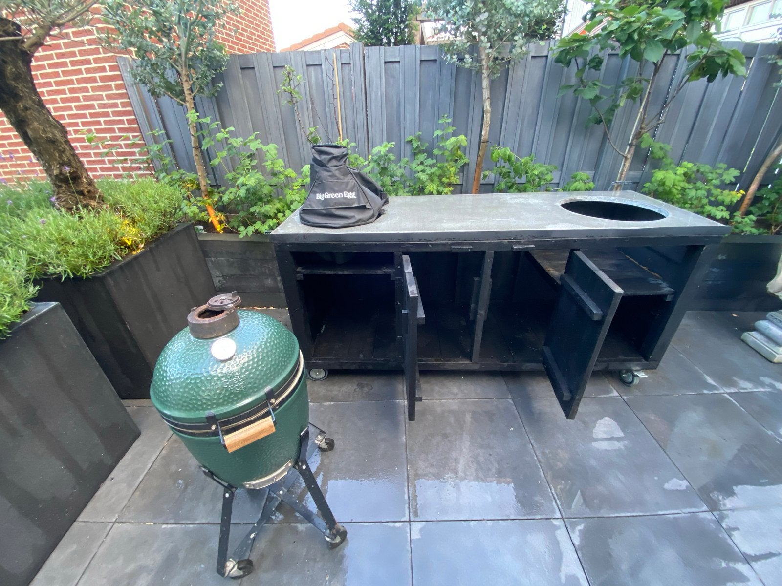 Big Green Egg Small met BBQ tafel en opbergruimte, Ophalen, Gebruikt