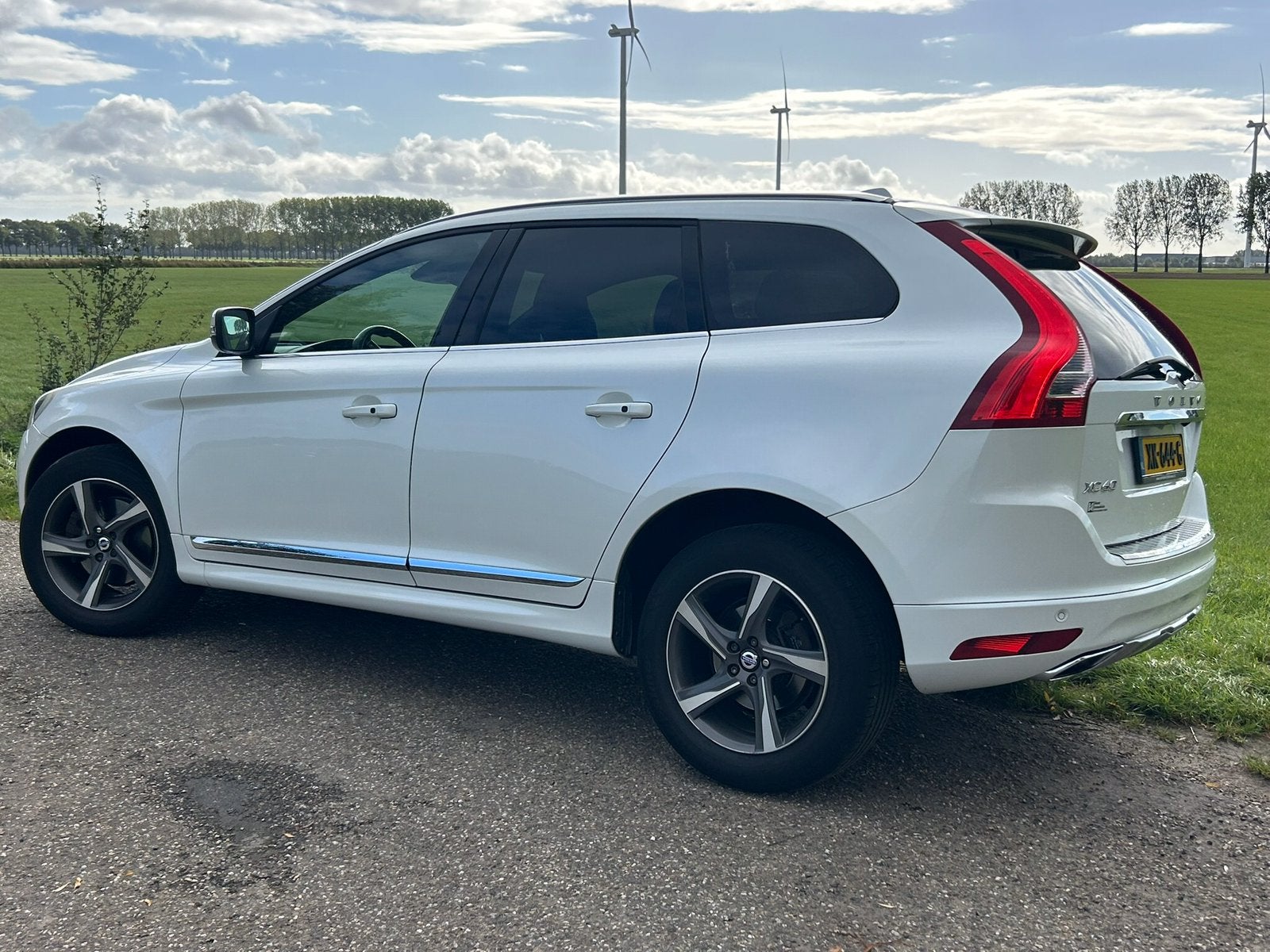 Volvo XC60 2.4 D5 AWD Automaat 2015 wit 323000km panoramadak, Auto's, Automaat, Zwart, 197 €/maand, 2000 kg