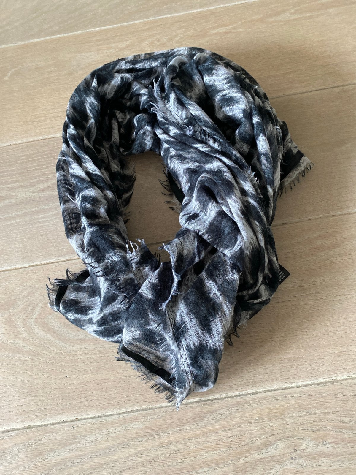 Foto 2 van Zwarte en witte sjaal met luipaardprint
