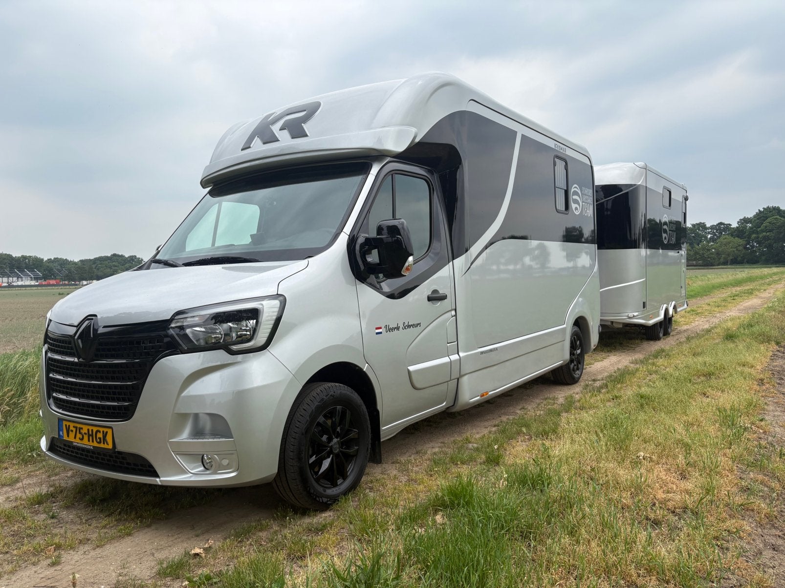 HVM Master Horsebox 2024 Grijs, Auto's, Renault, 2500 kg, Leder, Grijs