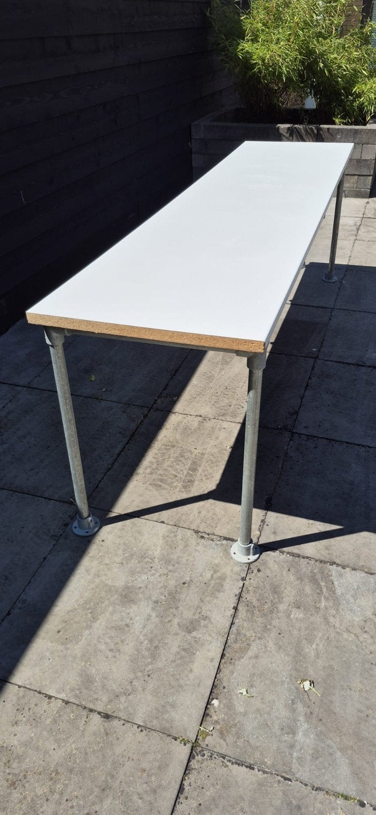 Bureau / Werktafel met wit blad en steigerbuis onderstel, Huis en Inrichting, Bureaus, Ophalen, Demontabel, Spaanplaat of MDF