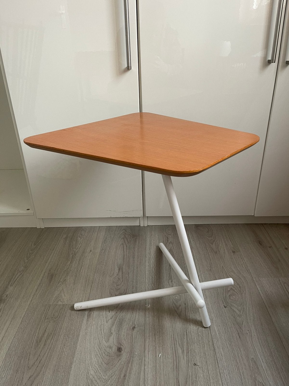 IKEA RYAN laptoptafel / bijzettafel (houtlook & wit), 50 – 75, Minder dan 50 cm, 50 tot 100 cm, Zo goed als nieuw