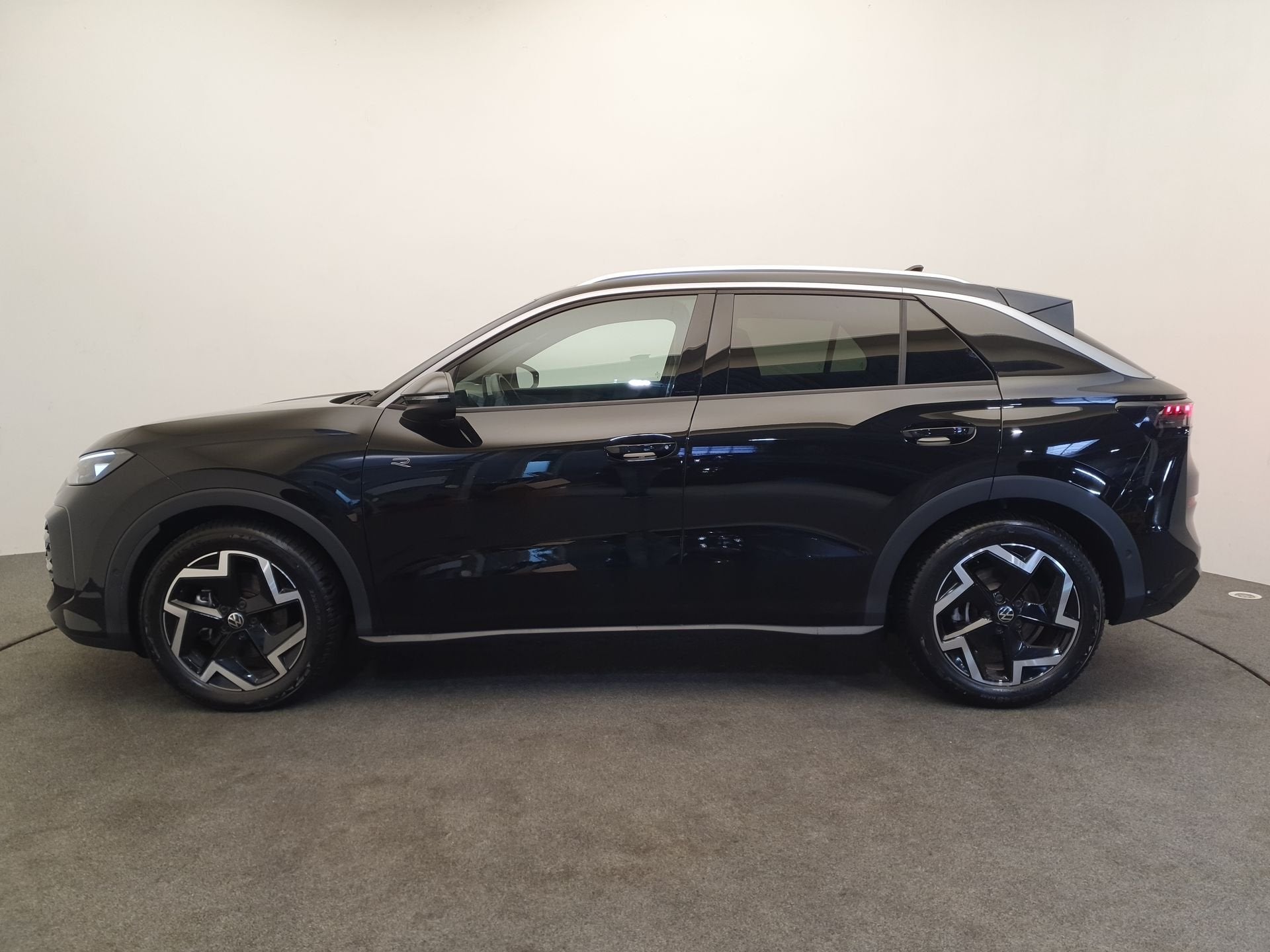 Volkswagen T-Roc 1.5 eTSI 150pk DSG/AUT R-Line Wegklapbare t, Auto's, Stof, Zwart, 4 cilinders, Zwart