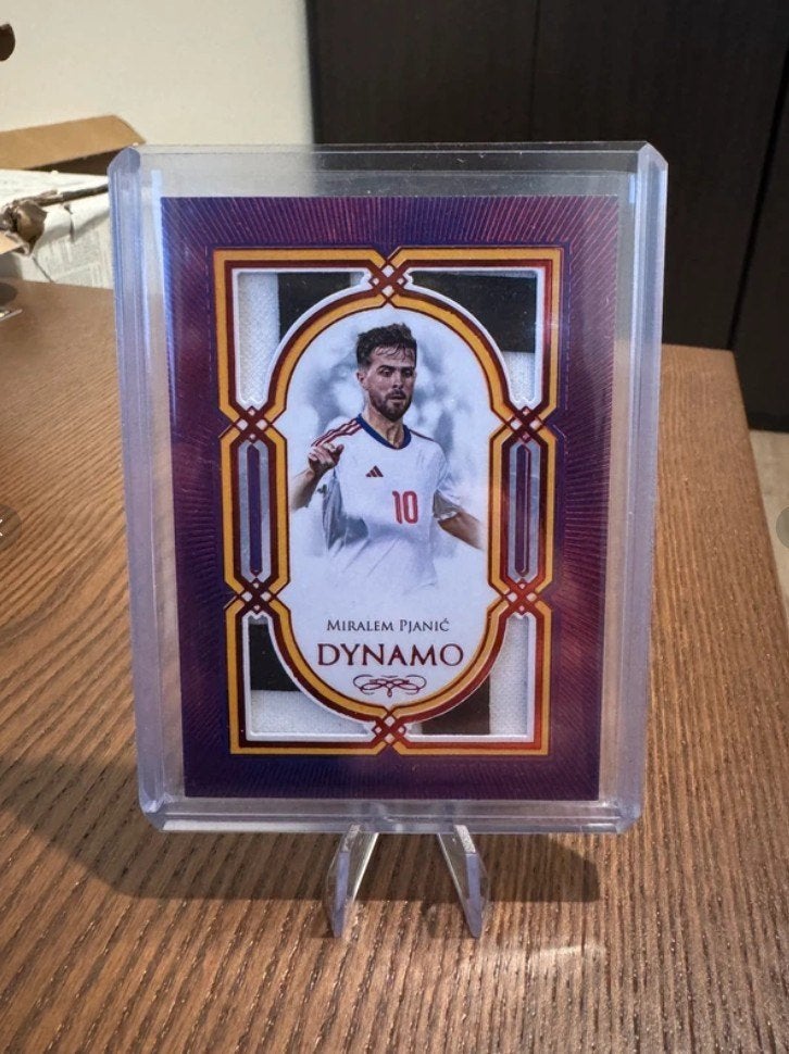 Miralem Pjanic /04 Juventus Futera Unique Memorabilia, Ophalen of Verzenden, Zo goed als nieuw, Buitenlandse clubs, Spelerskaart