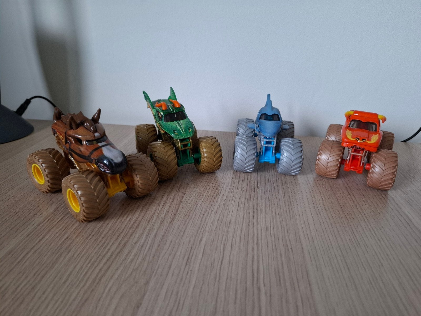 Hot Wheels Monster Trucks (4 stuks), Kinderen en Baby's, Speelgoed | Speelgoedvoertuigen, Ophalen, Zo goed als nieuw