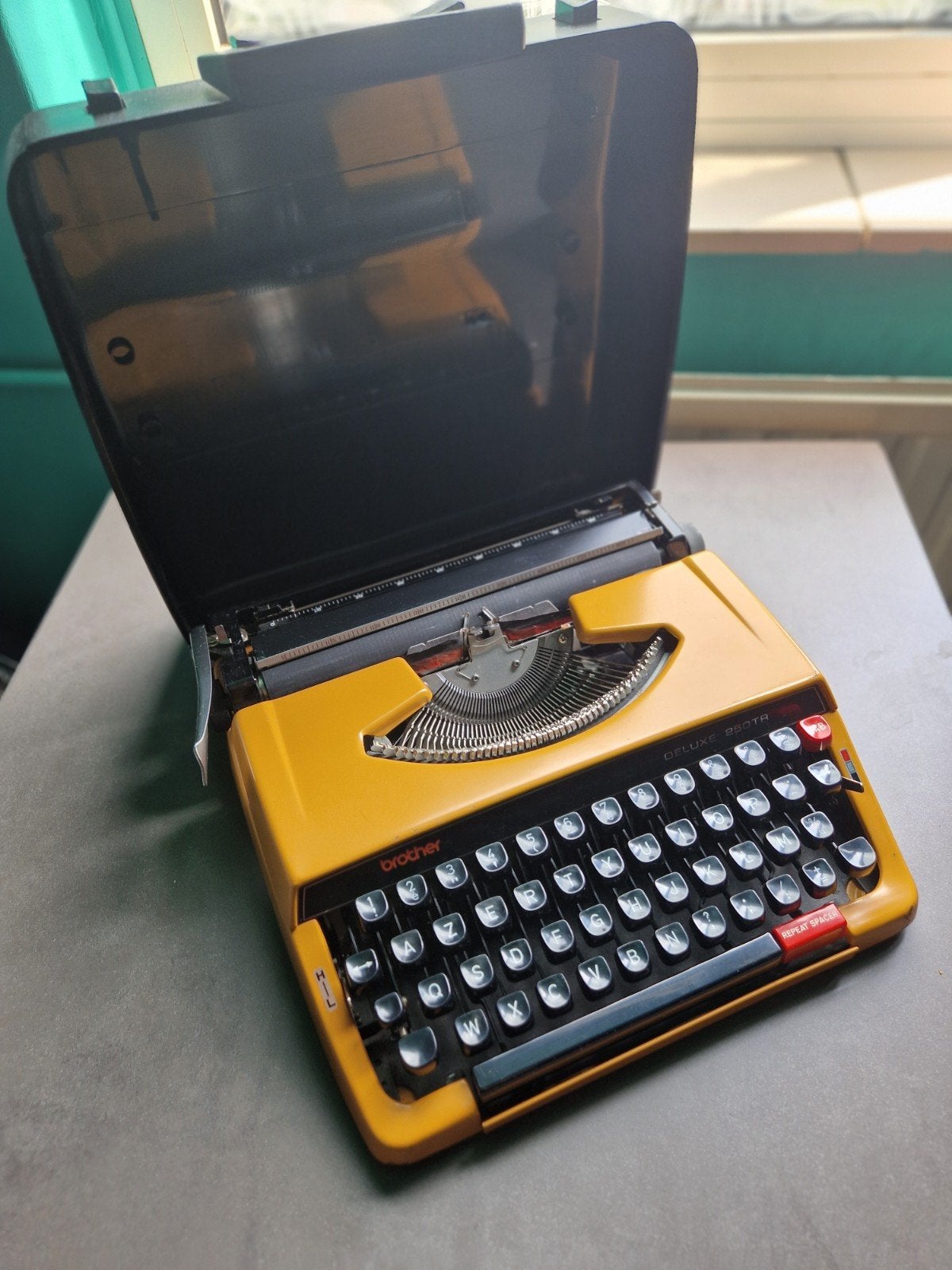 Brother Deluxe 250TR, Mustard Yellow, Typemachine, Ophalen of Verzenden