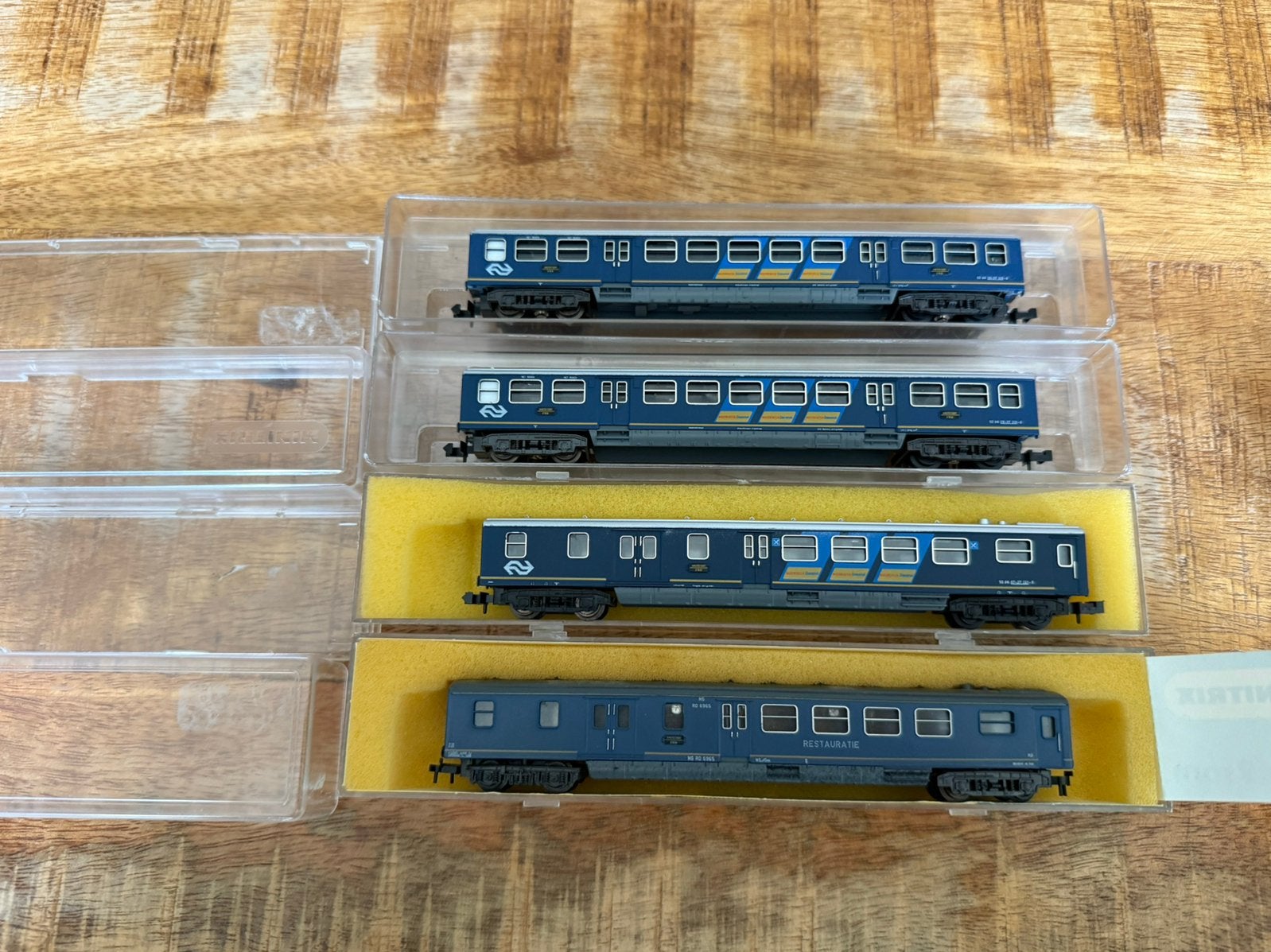 Minitrix NS plan E Rijtuigen 4x waarvan 3 met verlichting, Gelijkstroom, Trix, Wagon, Ophalen of Verzenden