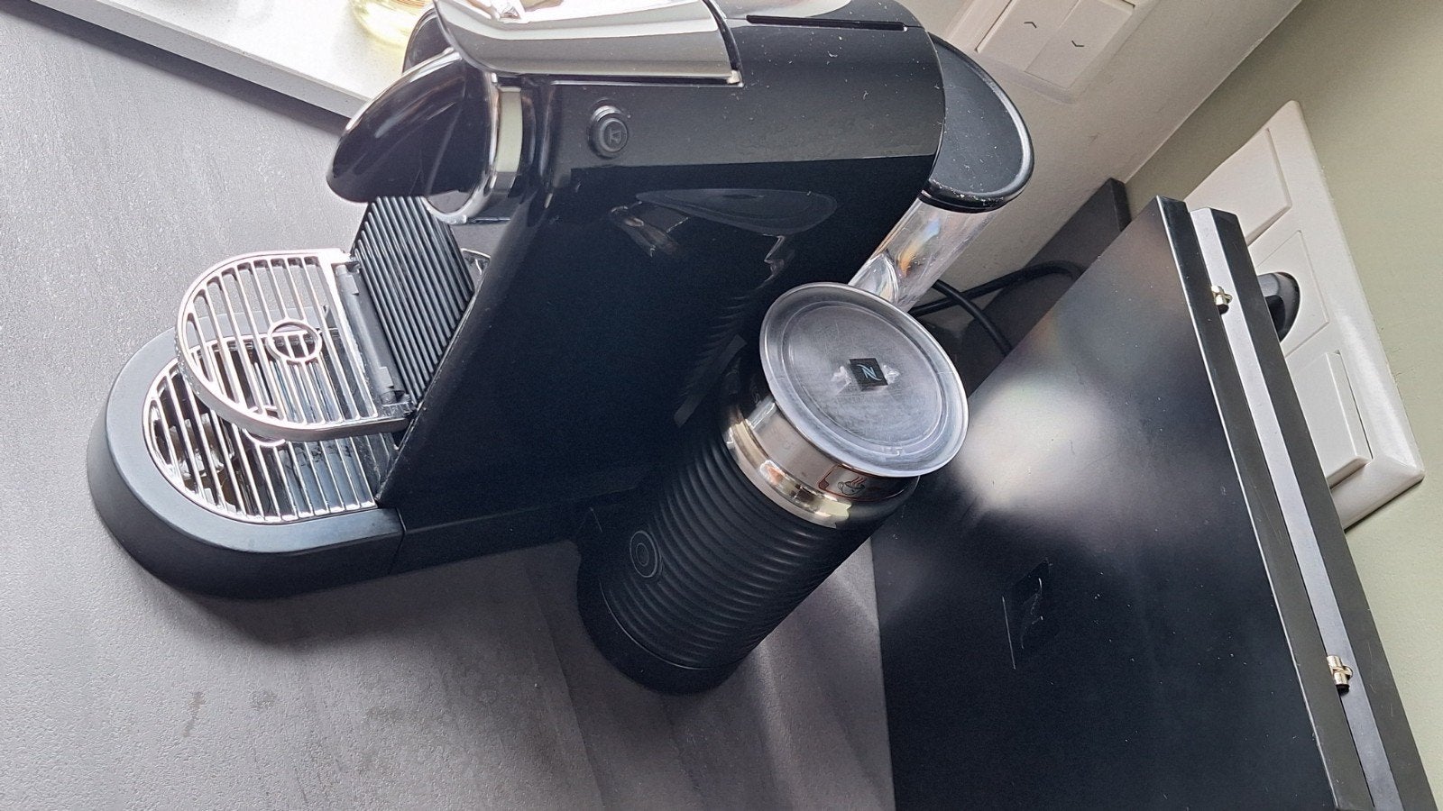 Foto 3 van Nespresso Magimix CitiZ koffiezetapparaat met melkopschuimer