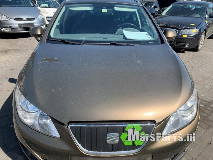 Motorkap van een Seat Ibiza (LS8S)