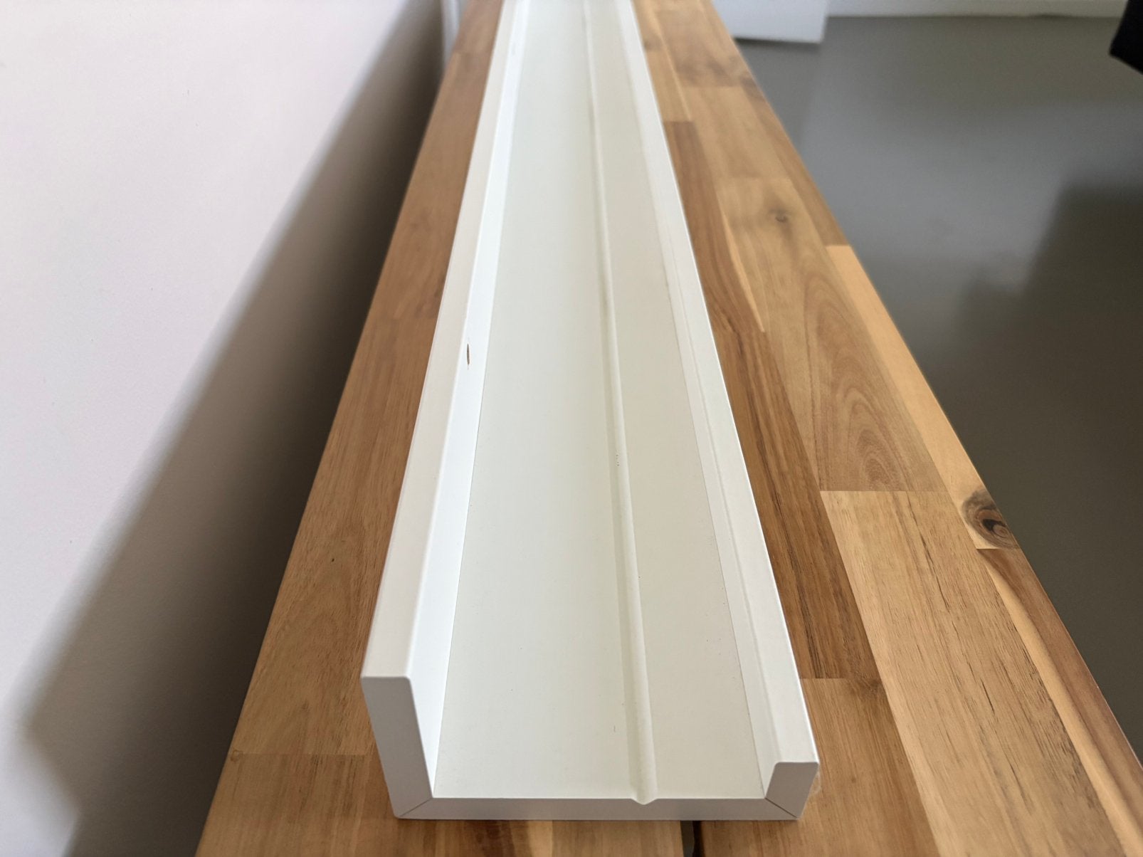 Ikea schilderijenplank met 4 Ribba fotolijsten, Huis en Inrichting, Woonaccessoires | Wandplanken en Boekenplanken, Ophalen, Zo goed als nieuw