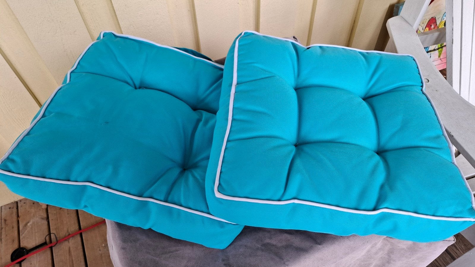 2 turquoise buitenkussens met witte bies, Tuin en Terras, Ophalen
