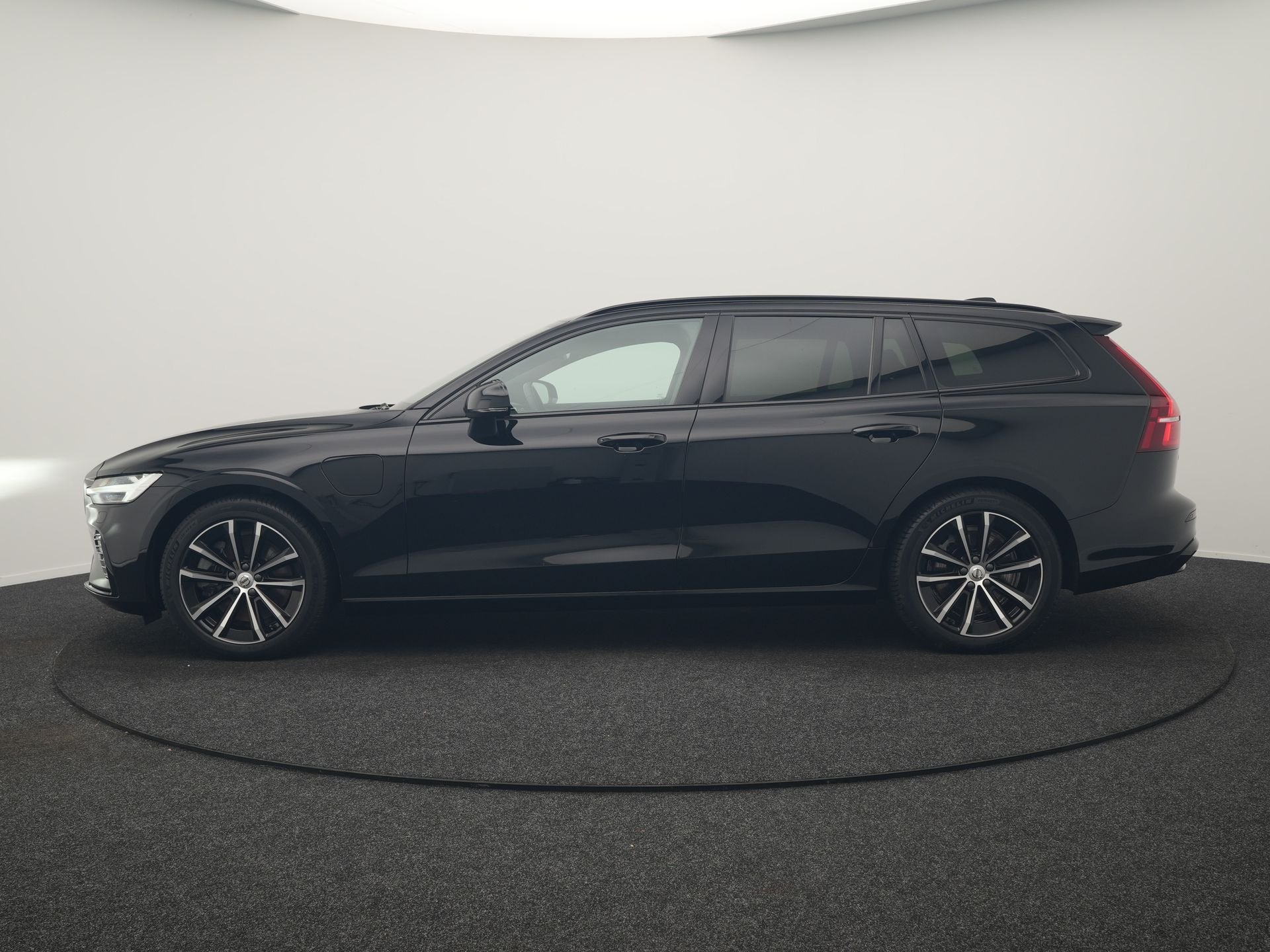 Volvo V60 T6 AWD Plus Dark LONG RANGE PHEV 350pk Dealer O.H., Auto's, Automaat, Dealer onderhouden, Gebruikt, Zwart