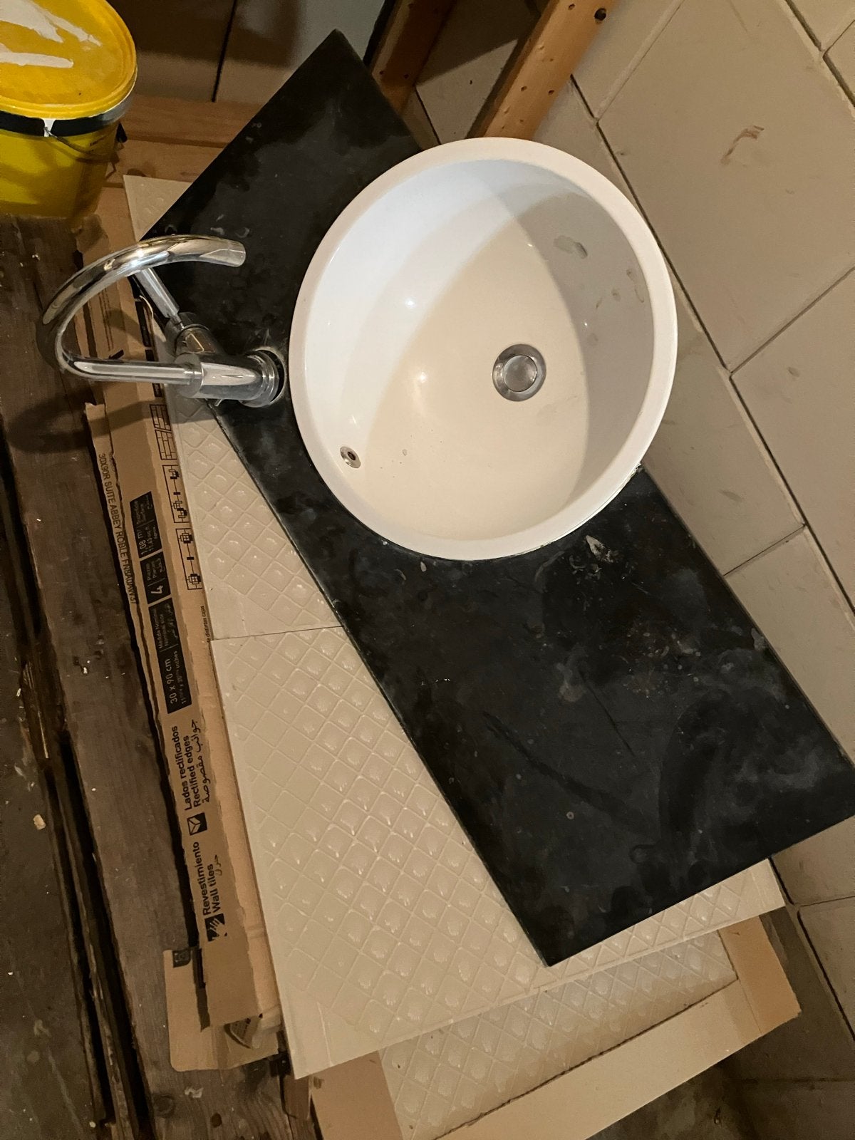 Wastafel met kraan en zwart blad, Ophalen, Gebruikt, Chroom, Wastafel