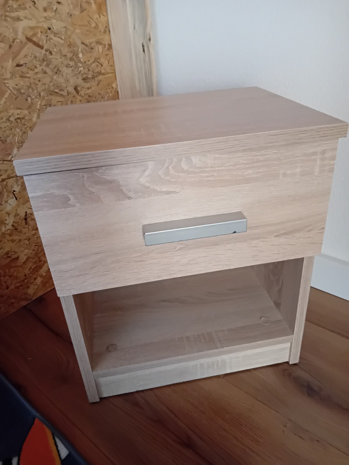 Nachtkastje met lade en open vak - Houtlook, Gebruikt, Minder dan 45 cm, Ophalen of Verzenden, Minder dan 55 cm