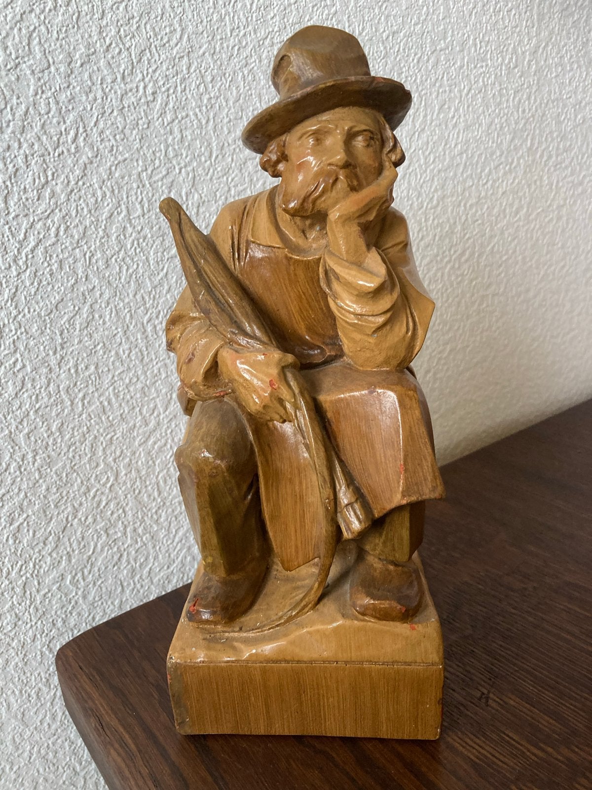 Gipsen beeld: Peinzende zwerver met hoed en paraplu, Art deco, Gips, Ophalen of Verzenden, Beeld