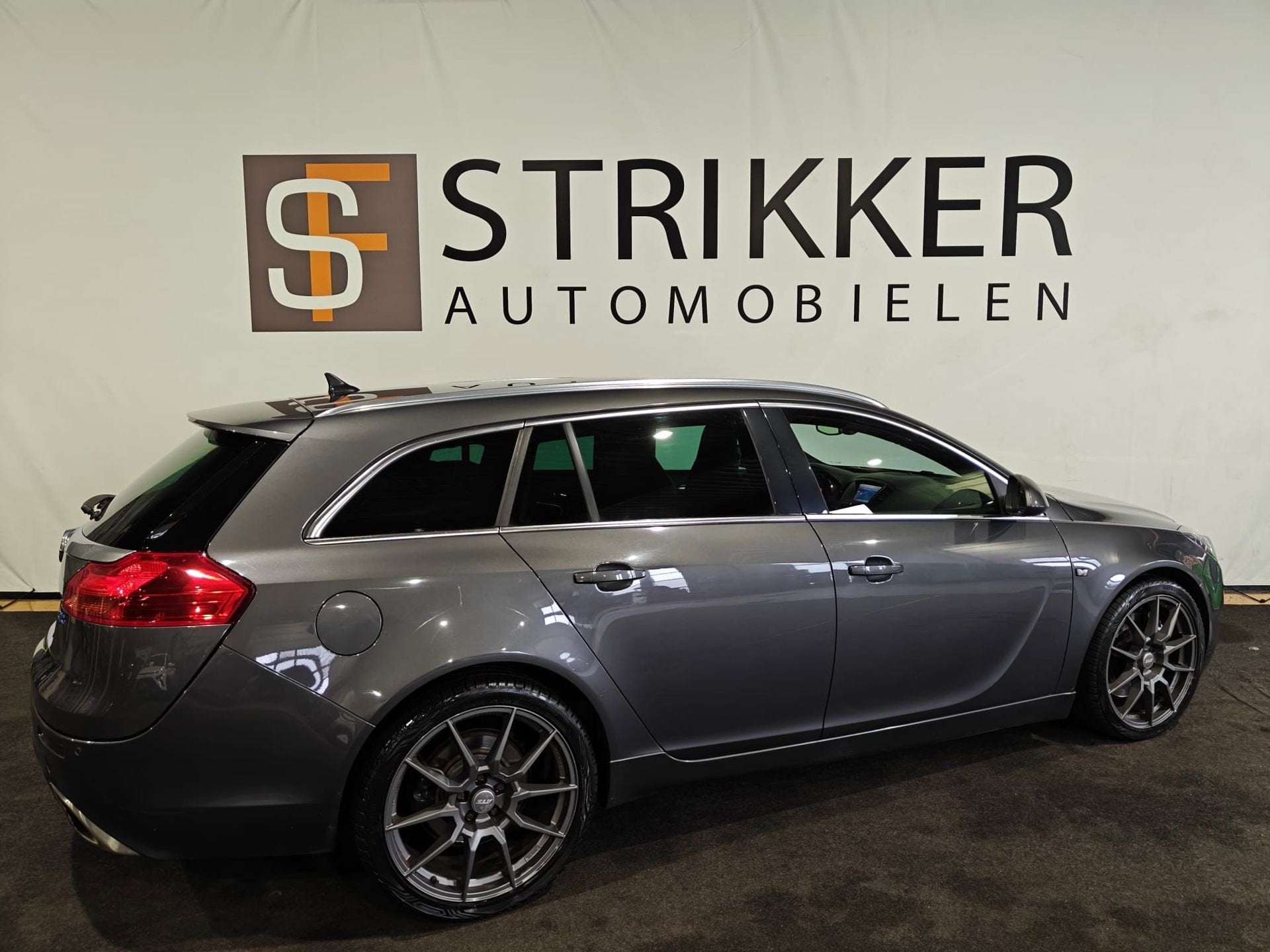 Opel Insignia Sports Tourer 2.8 T OPC 4x4, Auto's, Opel, Euro 5, Gebruikt, Zwart, 120 €/maand