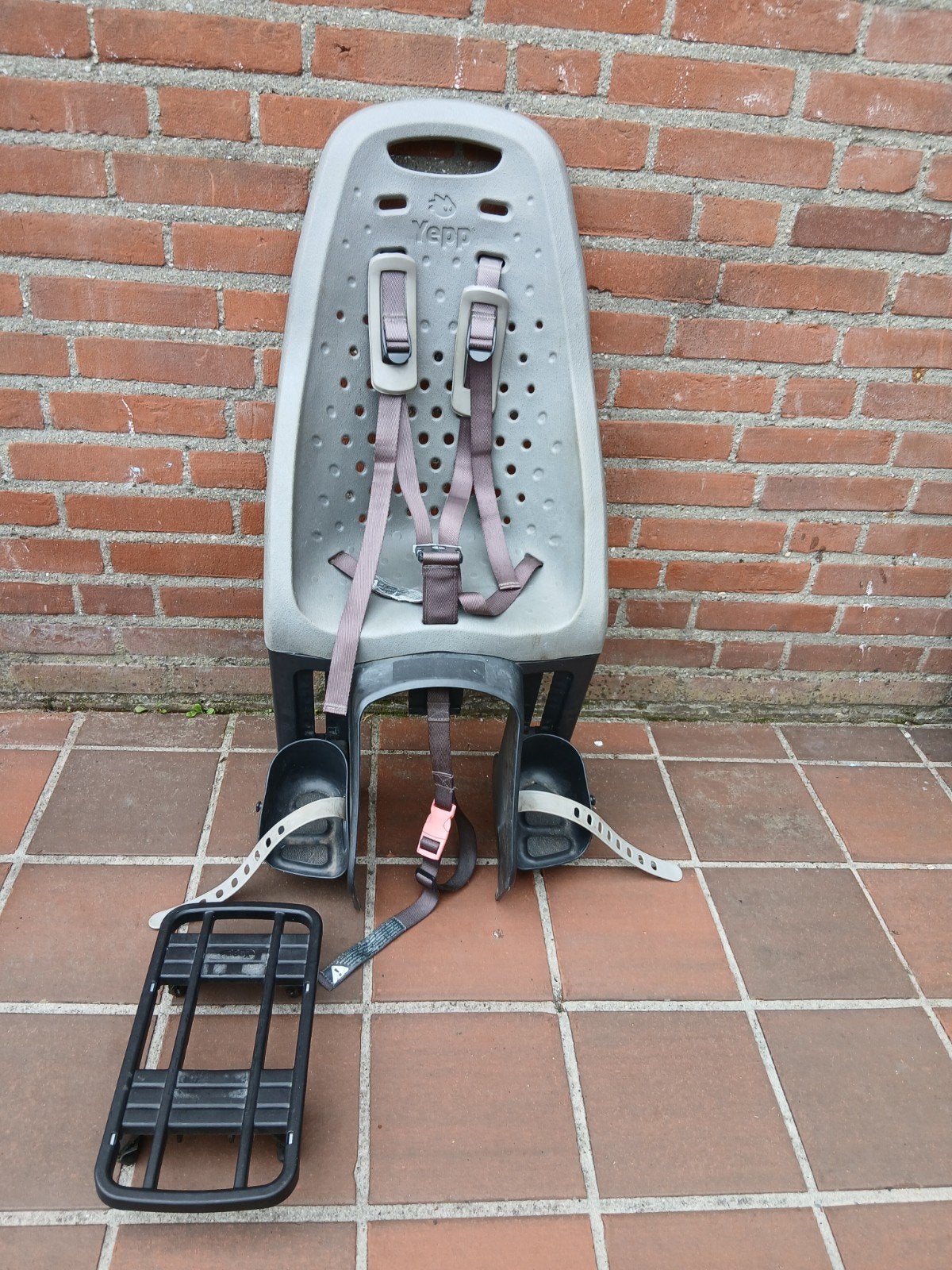 Yepp Achterzitje Fietsstoeltje Grijs en adapter, Fietsen en Brommers, Fietsaccessoires | Fietsstoeltjes, Ophalen of Verzenden